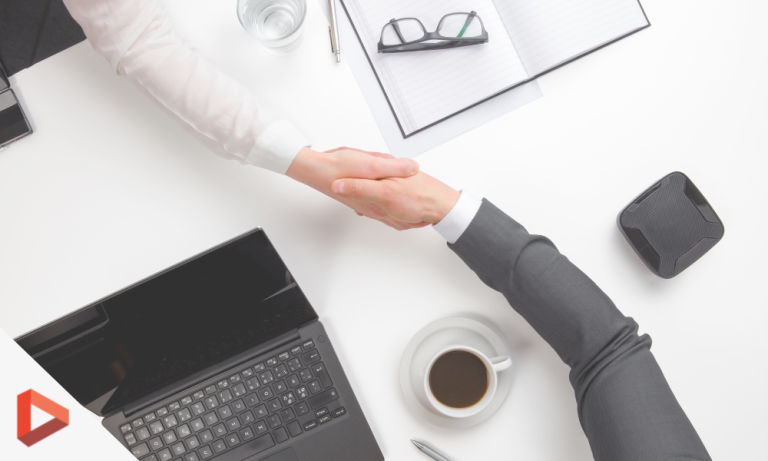 Vue de dessus d'un bureau avec ordinateur portable et café